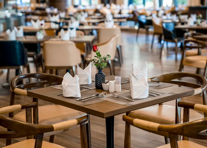 Ramada & By Wyndham Bay View Khách sạn hẻo lánh 4*