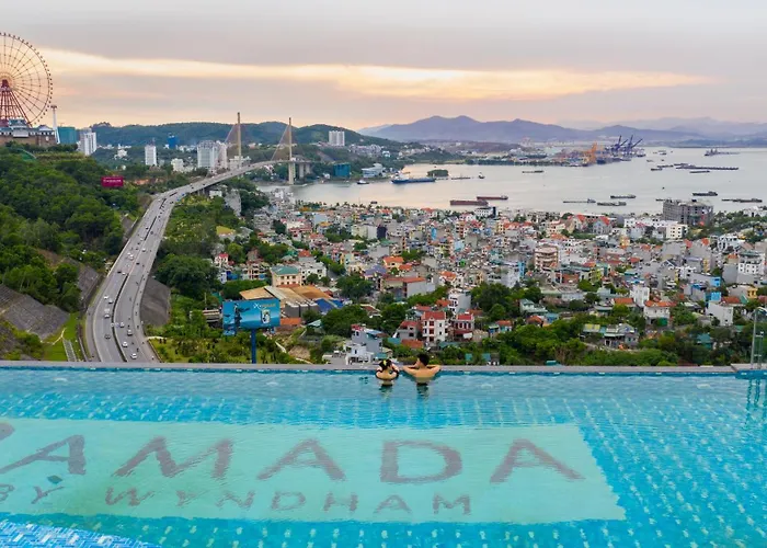 Khách sạn hẻo lánh Ramada & By Wyndham Bay View