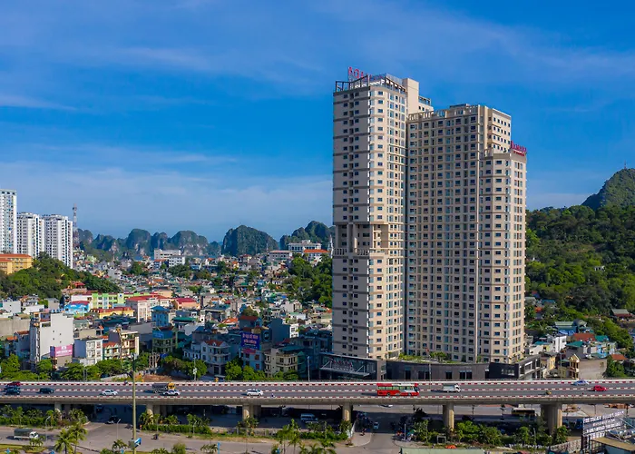 Ramada & By Wyndham Bay View Hạ Long