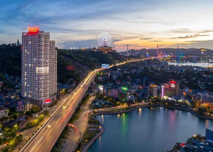 Khách sạn hẻo lánh Ramada & By Wyndham Bay View