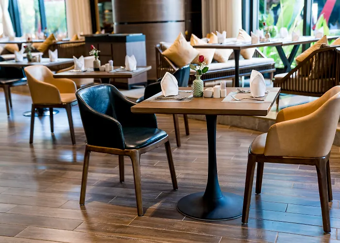 Khách sạn hẻo lánh Ramada & By Wyndham Bay View