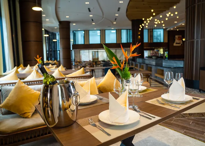 Khách sạn hẻo lánh Ramada & By Wyndham Bay View